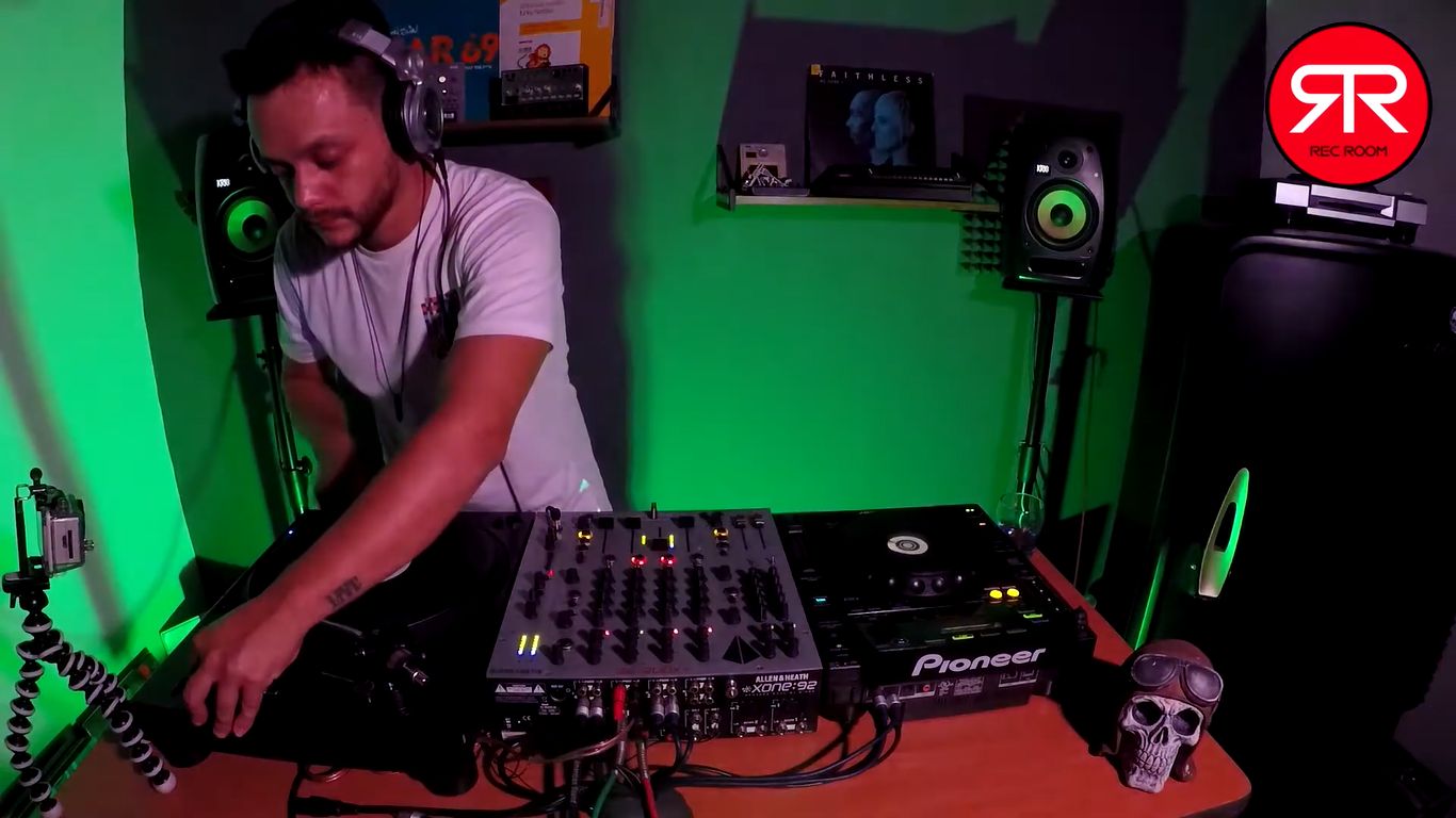 13 Music DJ Set en Rec Room